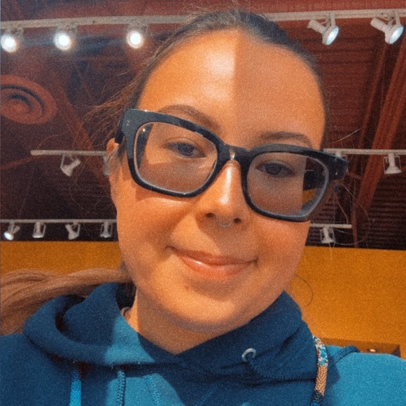 Meet your Posher, Tanis - Picture 2 of 2